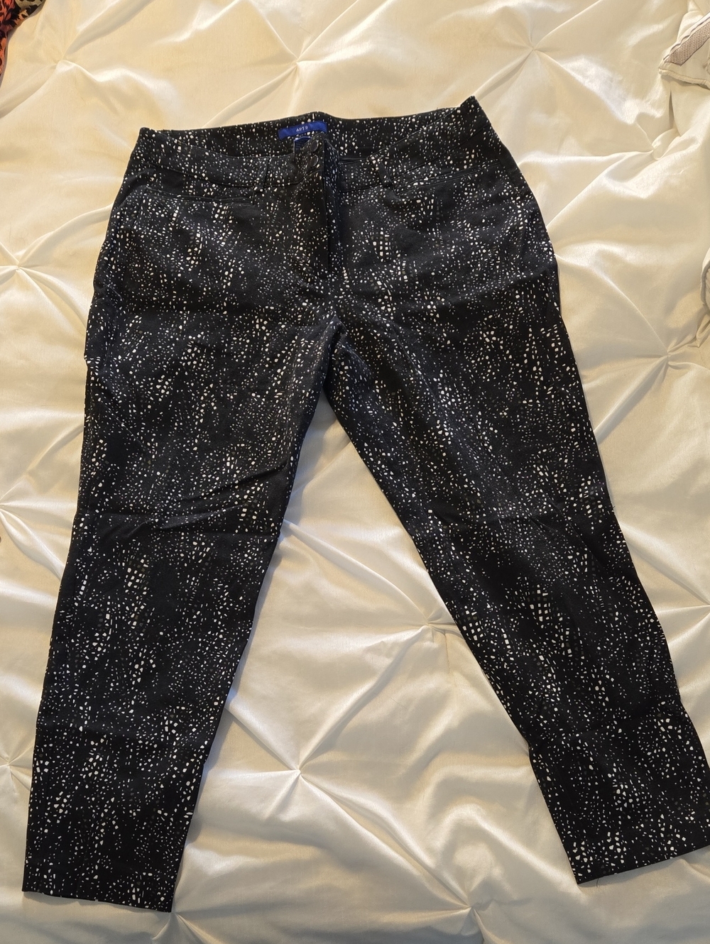 Apt. 9 Black Cropped Ankle Pants with Speckle Print